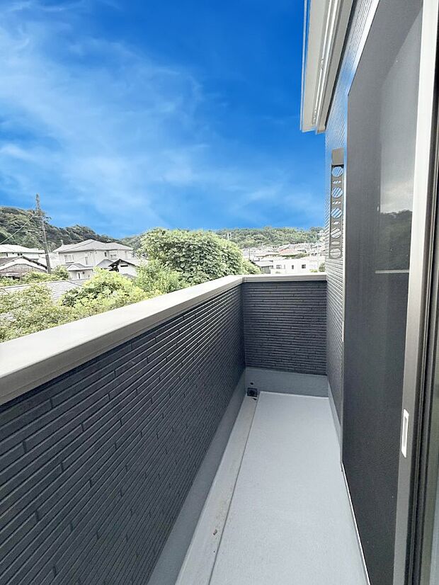 ■ 心地よい風と光を感じる、くつろぎのバルコニー