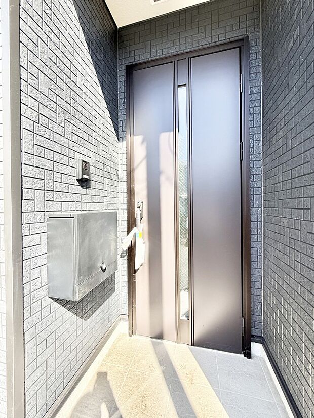 ■ シンプルで美しく、住まいの第一印象を彩る玄関です