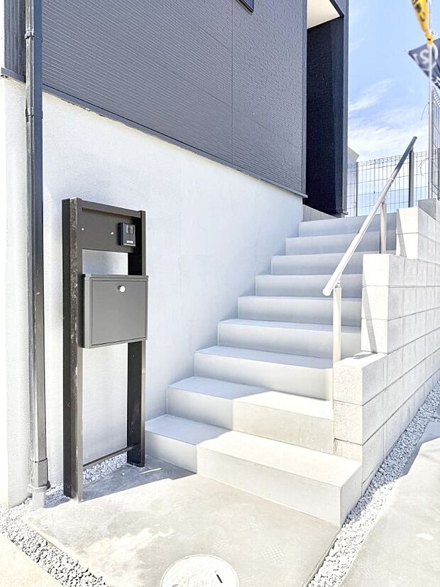 ■ シンプルで美しく、住まいの第一印象を彩る玄関です