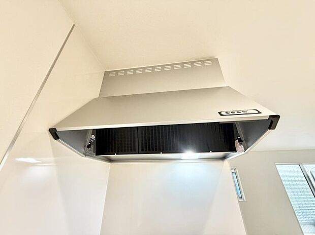 ■フードに覆われている為、匂いが換気扇に誘導され、効率的に排煙ができます