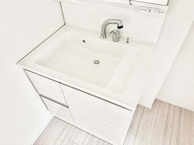 ■細かい部分まで洗いやすく便利なハンドシャワー付き