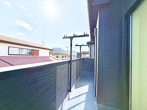 ■ 心地よい風と光を感じる、くつろぎのバルコニー