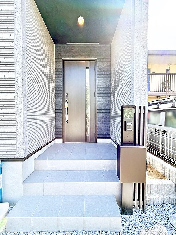 ■ シンプルで美しく、住まいの第一印象を彩る玄関です