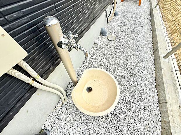■ガーデニングや洗車などの際に大活躍な屋外立水栓  