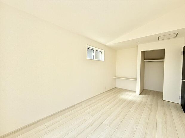 ■シンプルな空間で、収納付きベッドやデスクなど、多機能な家具を活用しやすいです