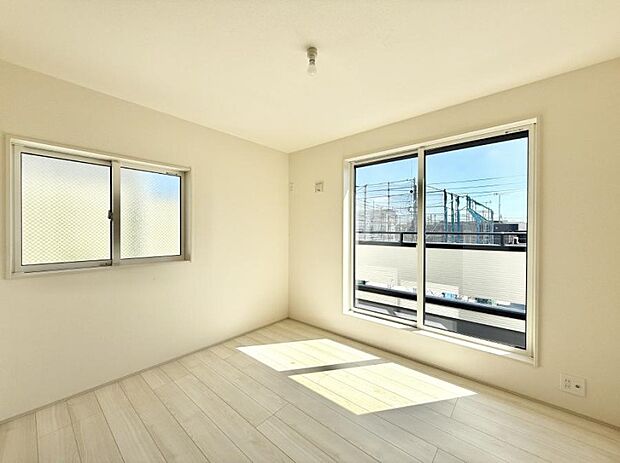 大きな窓は開放感があり、明るさ通風バッチリです