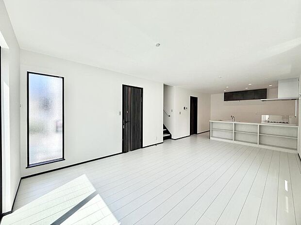 陽ざしが射し込む明るいLDK