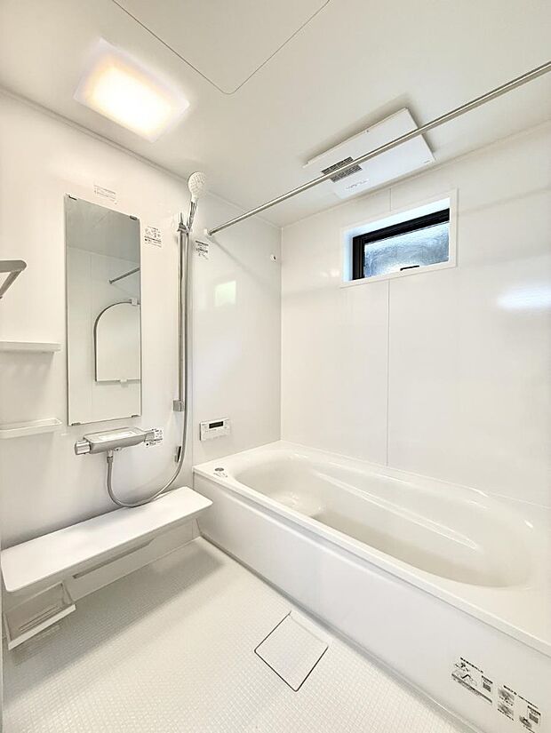 落ち着いた色合いの壁面、ゆっくり、ゆったり寛げるバスルーム。