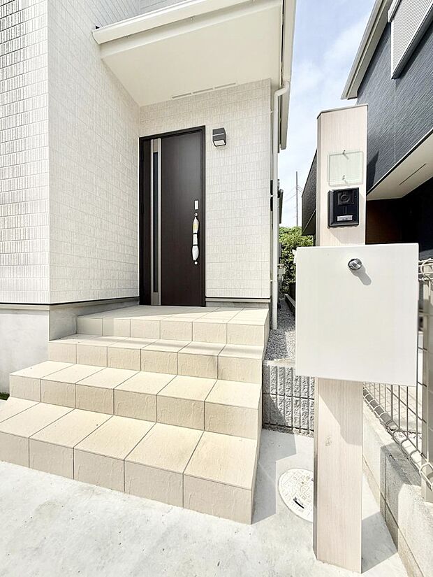 ■ シンプルで美しく、住まいの第一印象を彩る玄関です