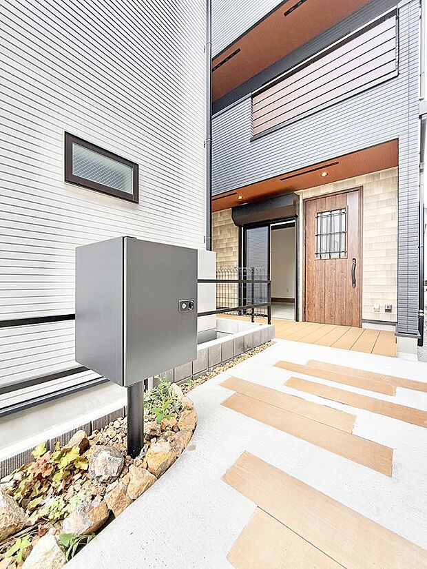 ■ シンプルで美しく、住まいの第一印象を彩る玄関です