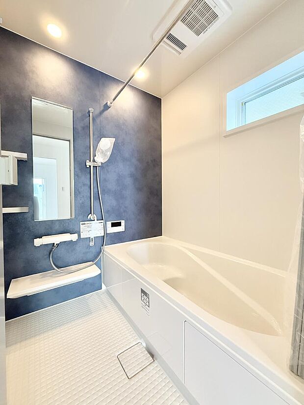 ■落ち着いた色合いの壁面、ゆっくり寛げるバスルーム