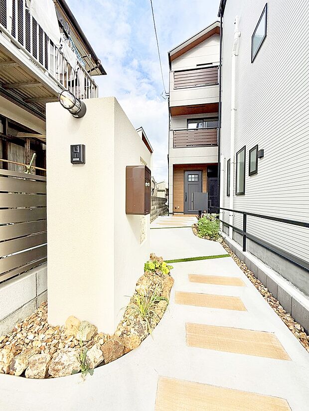 ■ シンプルで美しく、住まいの第一印象を彩る玄関です