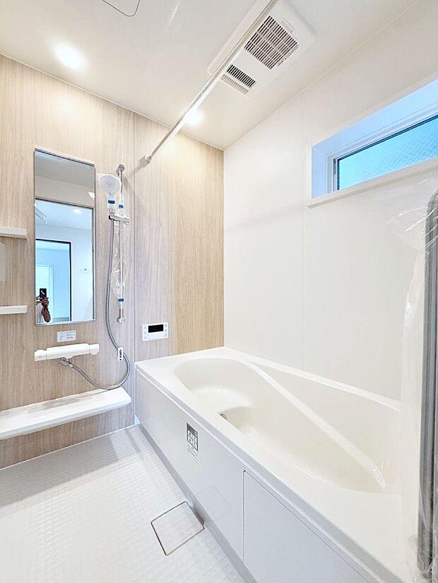 ■落ち着いた色合いの壁面、ゆっくり寛げるバスルーム