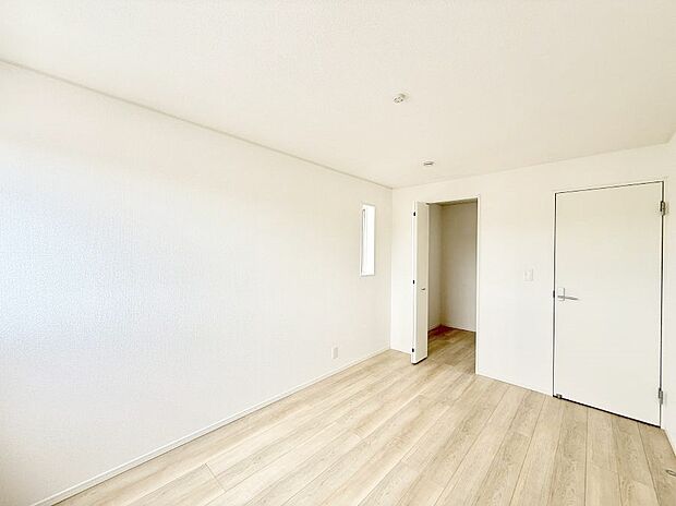 ■シンプルな空間で、収納付きベッドやデスクなど、多機能な家具を活用しやすいです