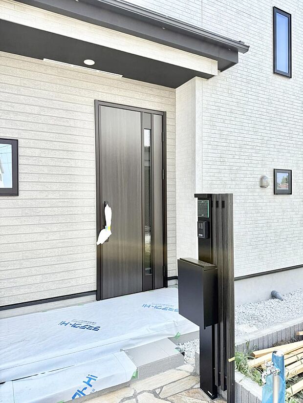 ■ シンプルで美しく、住まいの第一印象を彩る玄関です