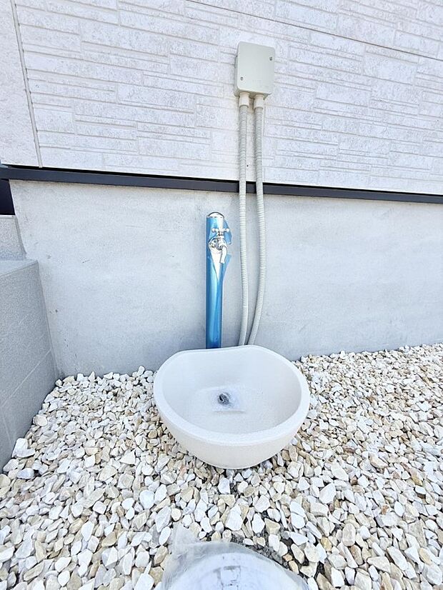 ■ガーデニングや洗車などの際に大活躍な屋外立水栓  