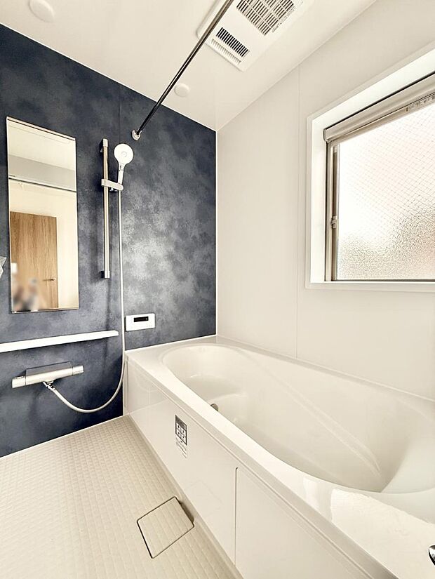 ■落ち着いた色合いの壁面、ゆっくり寛げるバスルーム