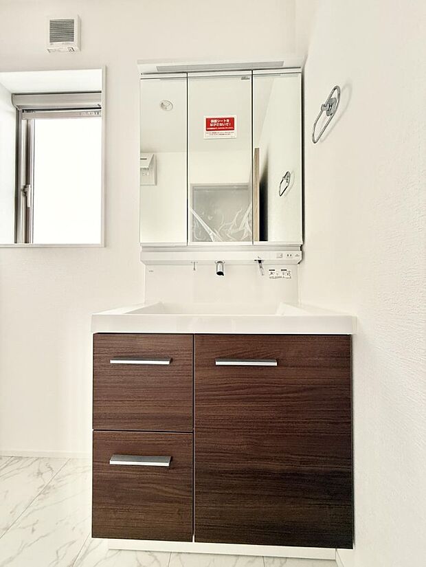 ■明るい洗面所は毎朝の歯磨きも楽しくできちゃいそうです♪