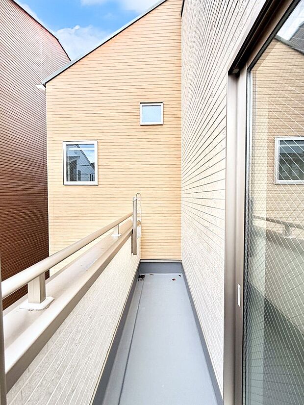 ■ 心地よい風と光を感じる、くつろぎのバルコニー