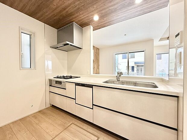 小窓があるので、明るさと開放感たっぷりなキッチン!