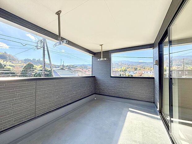 ■ 心地よい風と光を感じる、くつろぎのバルコニー