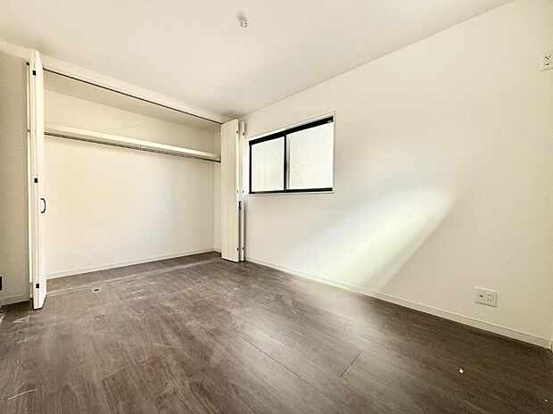 広いクローゼット、収納は多い方が嬉しいですね！  