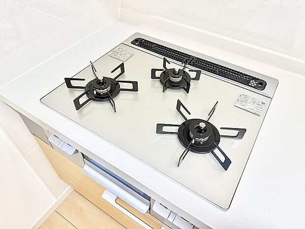 ■3口コンロのシステムキッチンで料理の手順もスムーズに