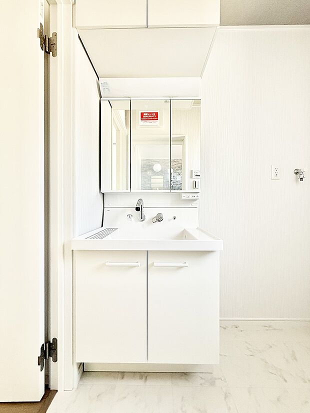 ■明るい洗面所は毎朝の歯磨きも楽しくできちゃいそうです♪