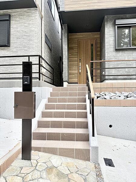 2号棟  ■ シンプルで美しく、住まいの第一印象を彩る玄関です
