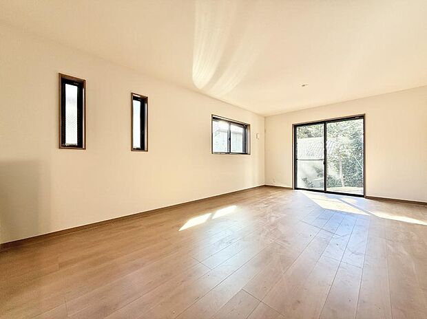 ■陽ざしが射し込む明るいLDKは家族でのんびり寛げます♪  