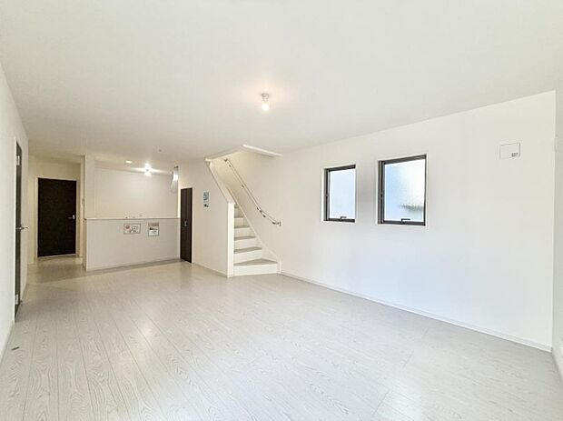 ■陽ざしが射し込む明るいLDKは家族でのんびり寛げます