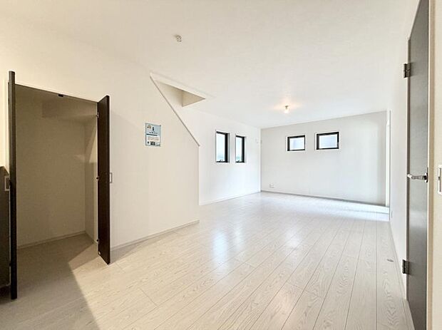 ■自然の光が差し込み、明るい空間が広がります