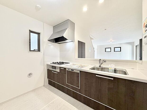 ■小窓があるので、明るさと開放感たっぷりなキッチン！  