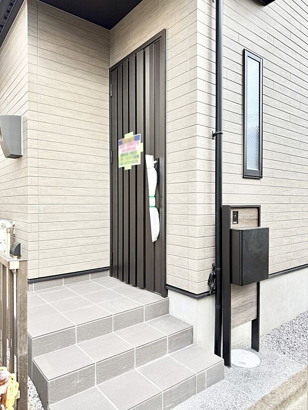  シンプルで美しく、住まいの第一印象を彩る玄関です