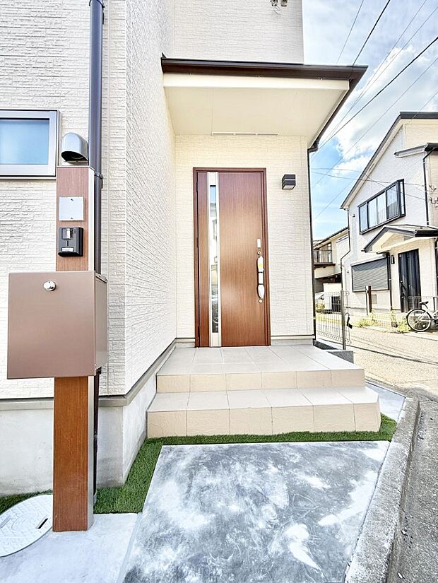 ■ シンプルで美しく、住まいの第一印象を彩る玄関です