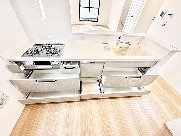 収納力豊富なシステムキッチンです！
