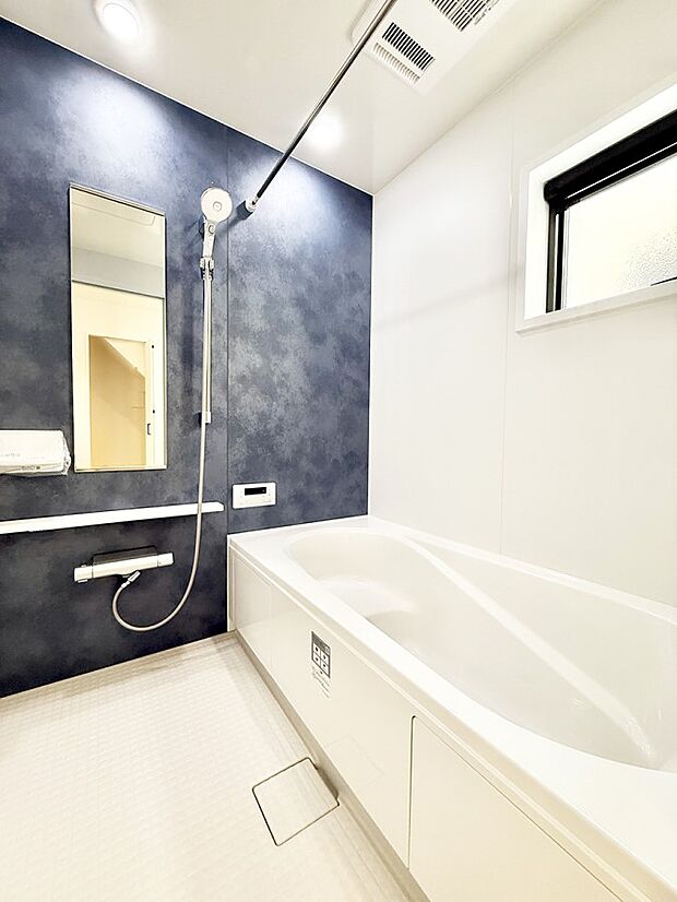 ■落ち着いた色合いの壁面、ゆっくり寛げるバスルーム