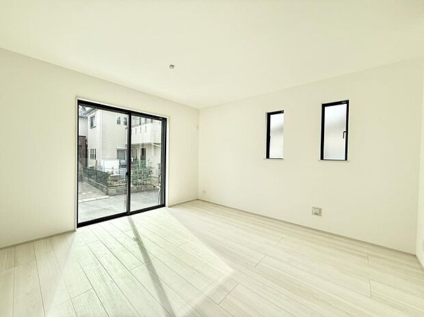 ■陽ざしが射し込む明るいLDKは家族でのんびり寛げます  