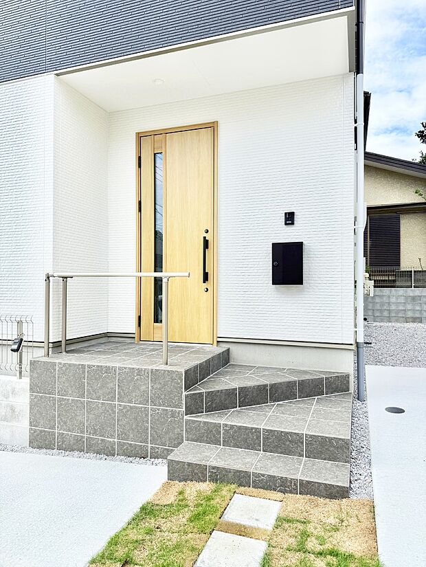 ■ 家族とゲストをやさしく迎える、心温まる玄関