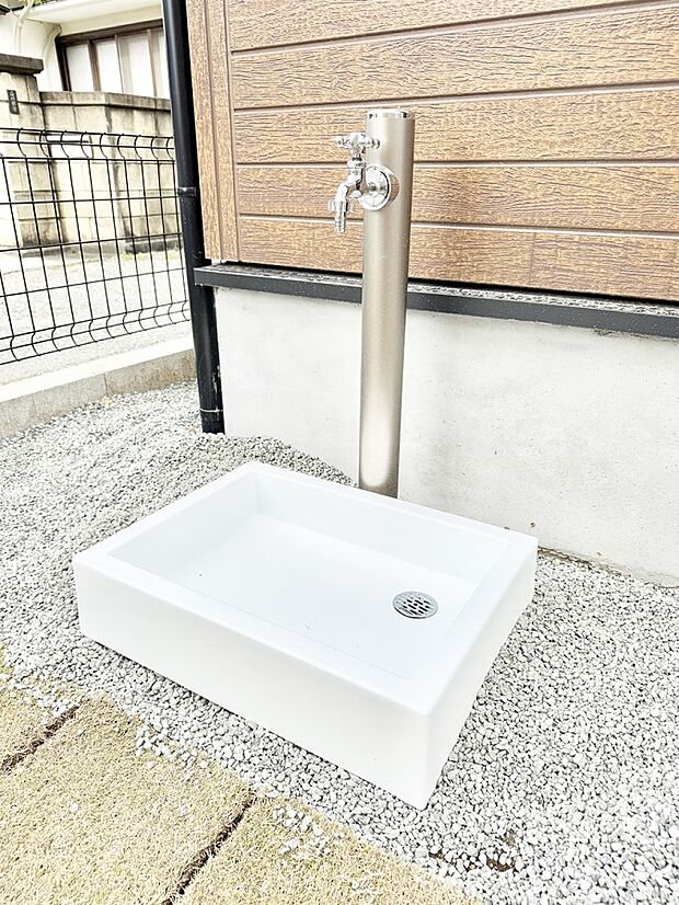 ■ガーデニングや洗車などの際に大活躍な屋外立水栓  