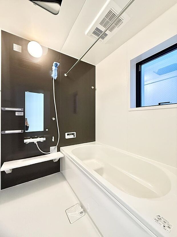 ■落ち着いた色合いの壁面、ゆっくり寛げるバスルーム