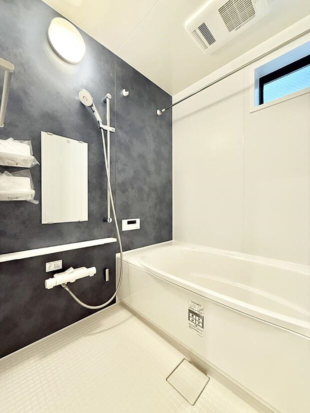 ■落ち着いた色合いの壁面、ゆっくり寛げるバスルーム