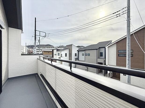 ■ 心地よい風と光を感じる、くつろぎのバルコニー