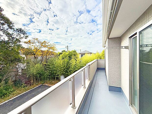 ■ 心地よい風と光を感じる、くつろぎのバルコニー