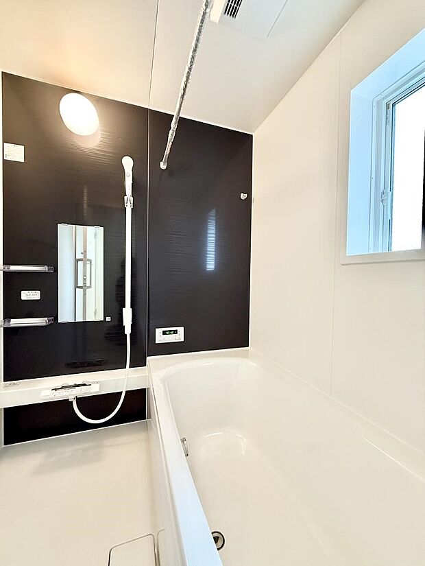 ■落ち着いた色合いの壁面、ゆっくり寛げるバスルーム