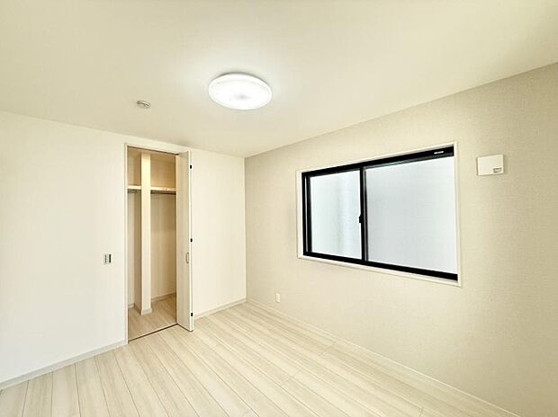 ■シンプルな空間で、収納付きベッドやデスクなど、多機能な家具を活用しやすいです