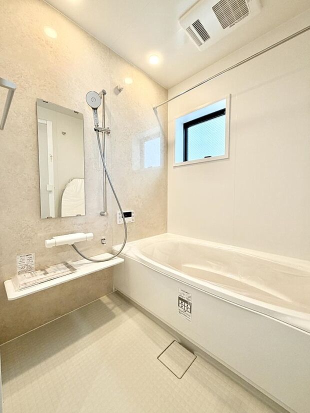 ■落ち着いた色合いの壁面、ゆっくり寛げるバスルーム