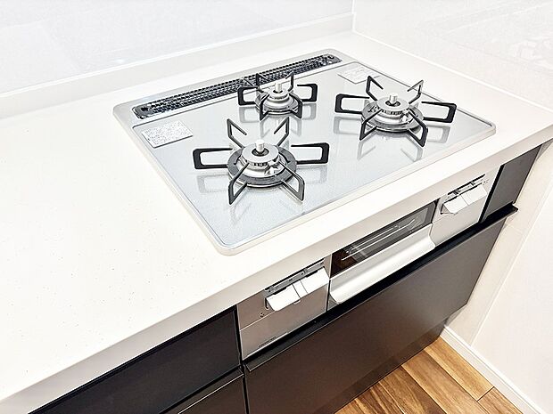 ■3口コンロのシステムキッチンで料理の手順もスムーズに
