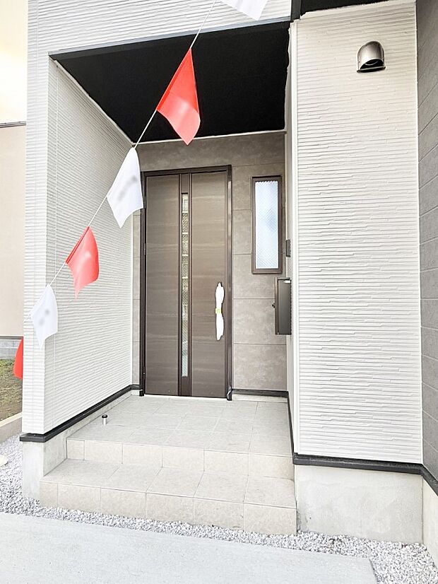 ■ シンプルで美しく、住まいの第一印象を彩る玄関です