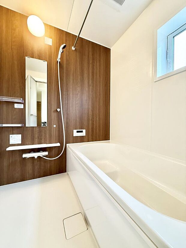 ■落ち着いた色合いの壁面、ゆっくり寛げるバスルーム